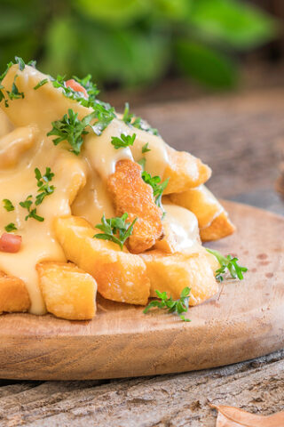 Картошка фри с сырным соусом