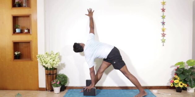 Йога для живота: Паривритта триконасана — поза перевёрнутого треугольника