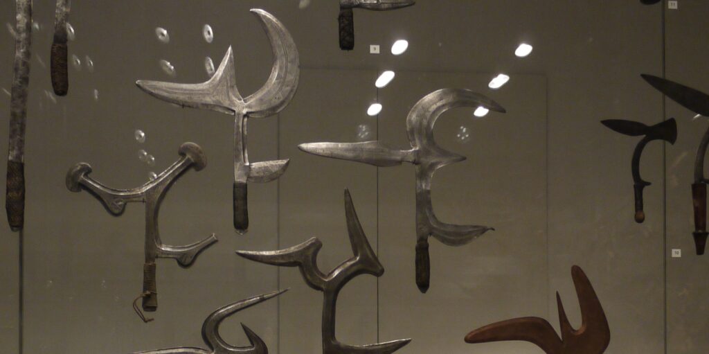 Подборка африканских метательных ножей в Британском музее