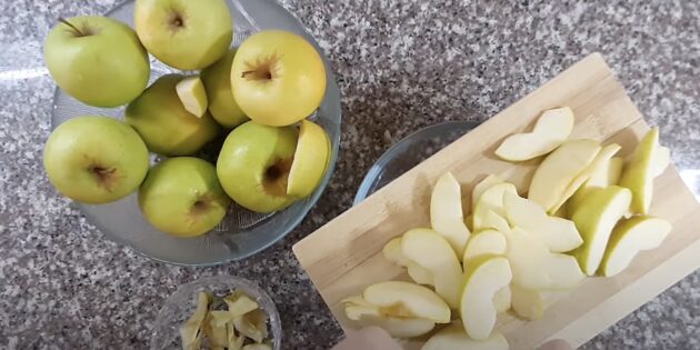 Нарежьте яблоки на дольки