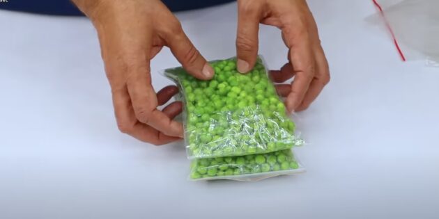 Как заморозить зелёный горошек: разложите по пакетам