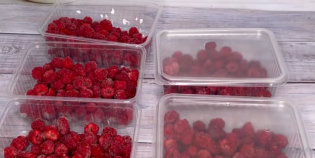 Как заморозить малину на зиму: распределите ягоды по контейнерам