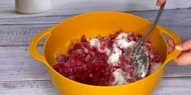 Как заморозить малину на зиму: перемешайте ягоды с сахаром