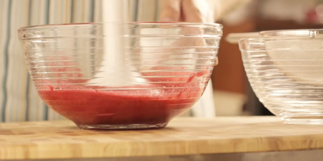 Как заморозить малину правильно: пюрируйте ягоды с сахаром