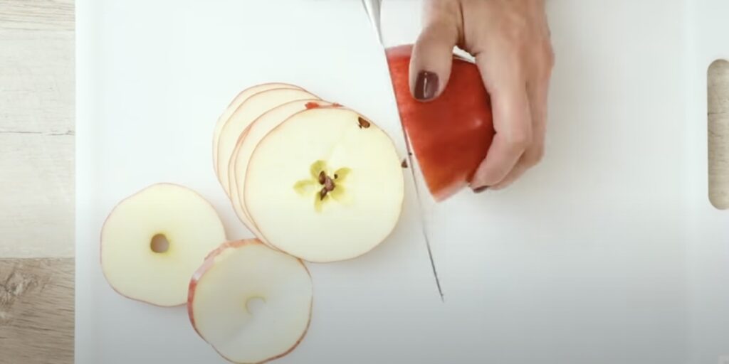 Разрежьте яблоки на дольки
