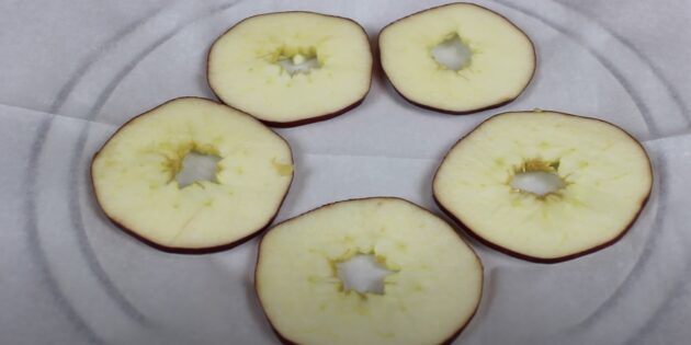 Как сушить яблоки в домашних условиях на зиму: разложите фрукты на салфетке