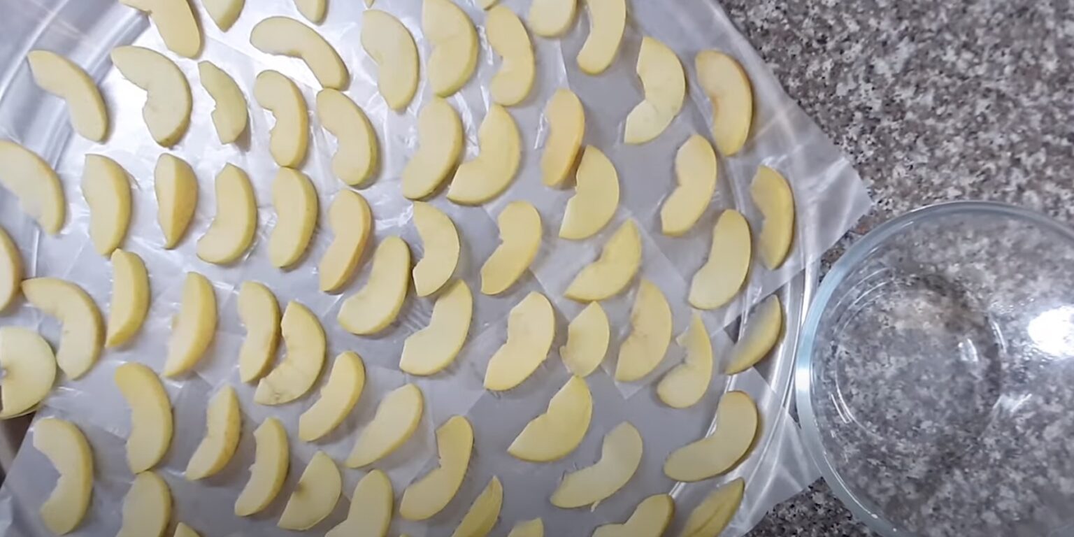 Нарезанные яблоки для сушки