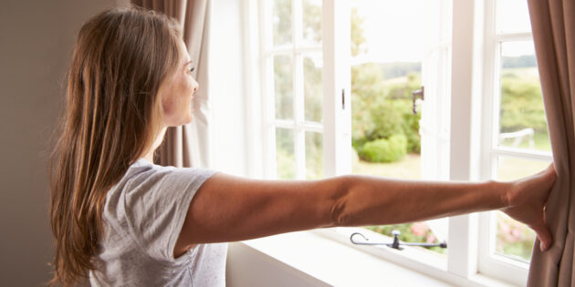 Чтобы поддерживать комфортный микроклимат в помещении, открывайте окна на 10–15 минут каждый час
