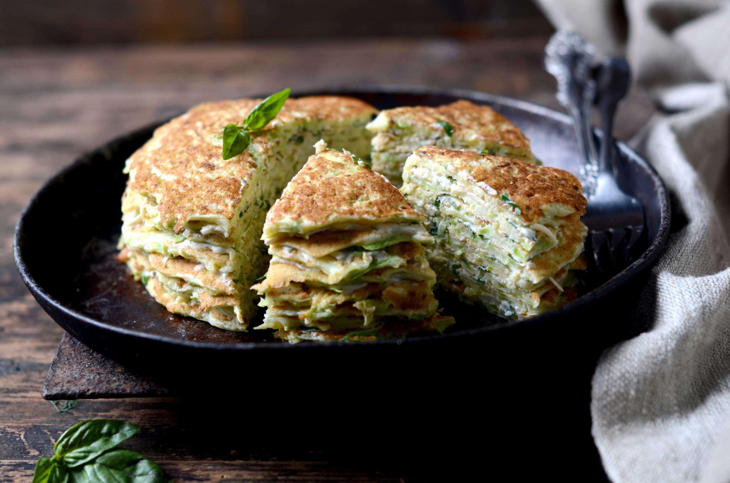 Закусочный торт из кабачков с сыром и чесноком