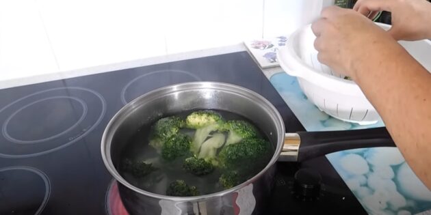 Как заморозить брокколи на зиму: закиньте капусту в кипящую воду