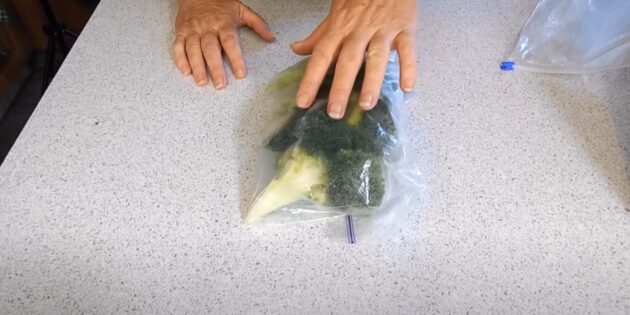 Расфасуйте замороженную капусту по пакетам