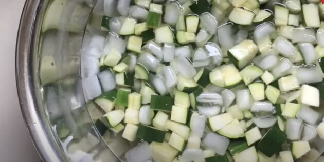 Поместите овощи в воду со льдом