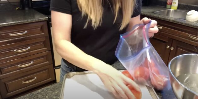 Как заморозить помидоры: разложите овощи по полиэтиленовым пакетам