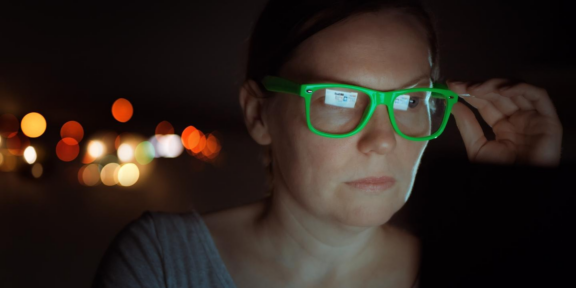 Учёные опровергли пользу «компьютерных» очков, блокирующих синий свет