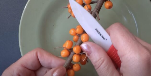 Снимайте ягоды ножом близко к ветке