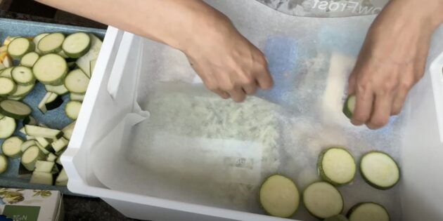 Как заморозить кабачки на зиму: разложите кусочки кабачков на доске, подносе или дне ящика морозильной камеры