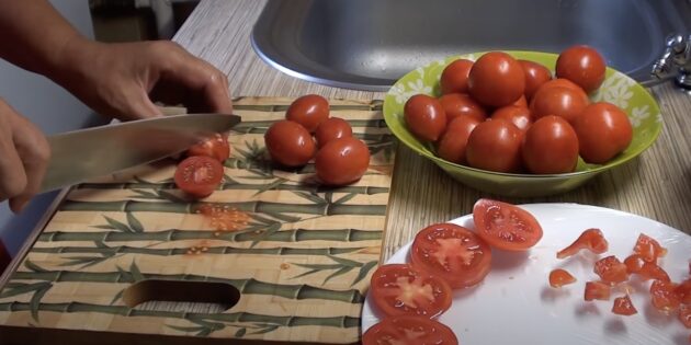 Как заморозить помидоры: нарежьте плоды на кусочки желаемой формы и размера