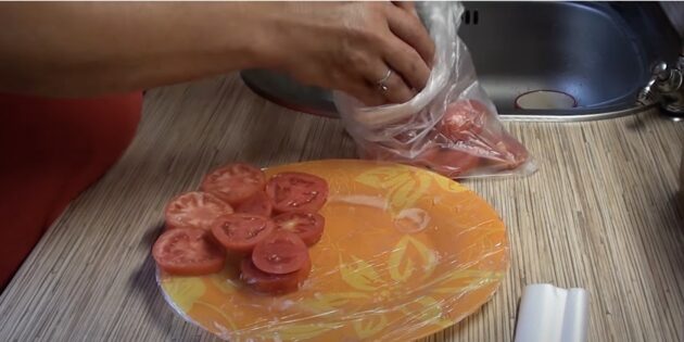 Как заморозить помидоры: разложите кусочки по пакетам