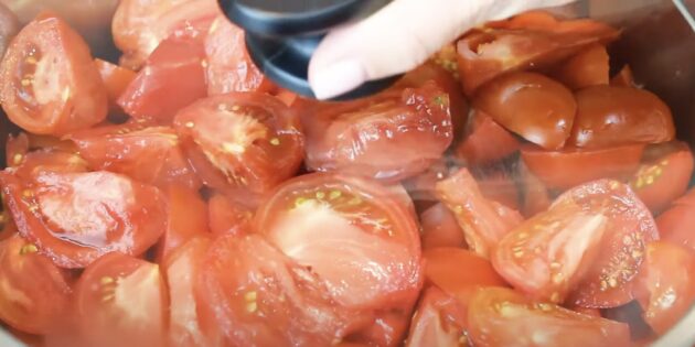 Как заморозить помидоры на зиму: положите кусочки помидор в кастрюлю и слегка помните их