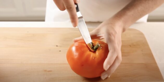 Как заморозить помидоры: острым ножом удалите у овощей плодоножки