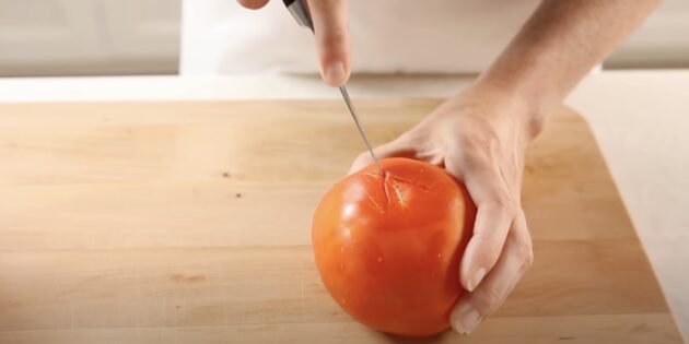 Как заморозить помидоры на зиму: сделайте небольшой крестообразный надрез кожуры в нижней части плода