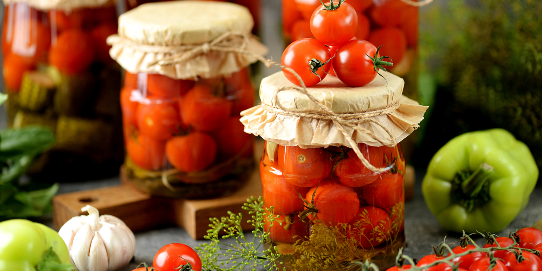 Маринованные помидоры с виноградом (на зиму)