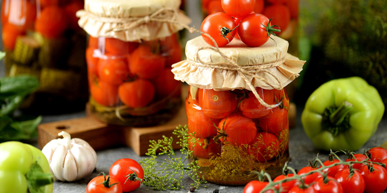 Надоели маринованные помидоры? Лучшие способы нетрадиционной заготовки томатов на зиму