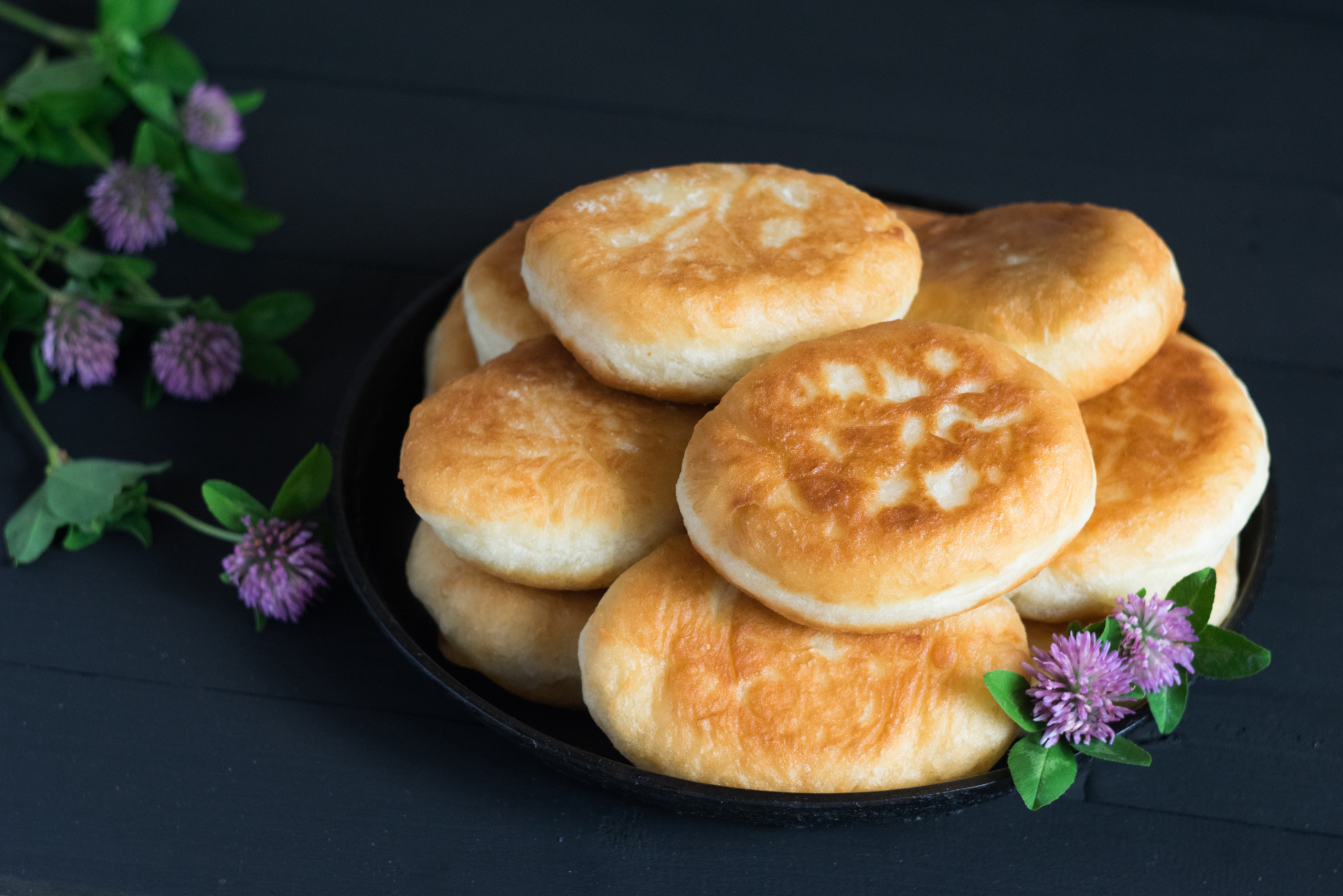 Пирожки с капустой и мясом: рецепт — Лайфхакер