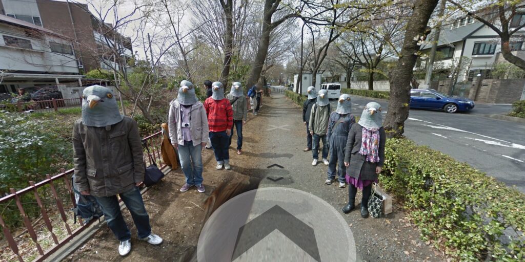 Странные мест на картах Google: тротуар птицеголовых людей в Токио