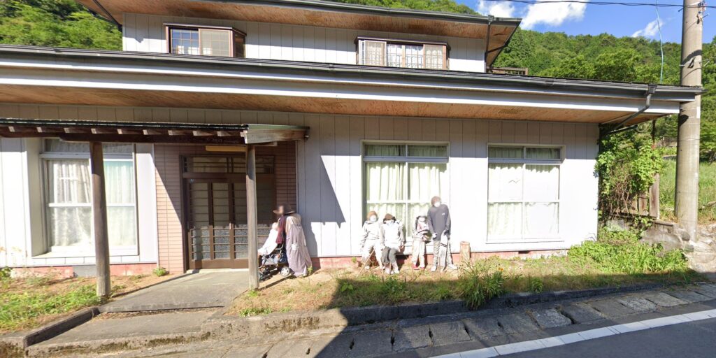 10 самых странных мест на картах Google: деревня кукол в Японии