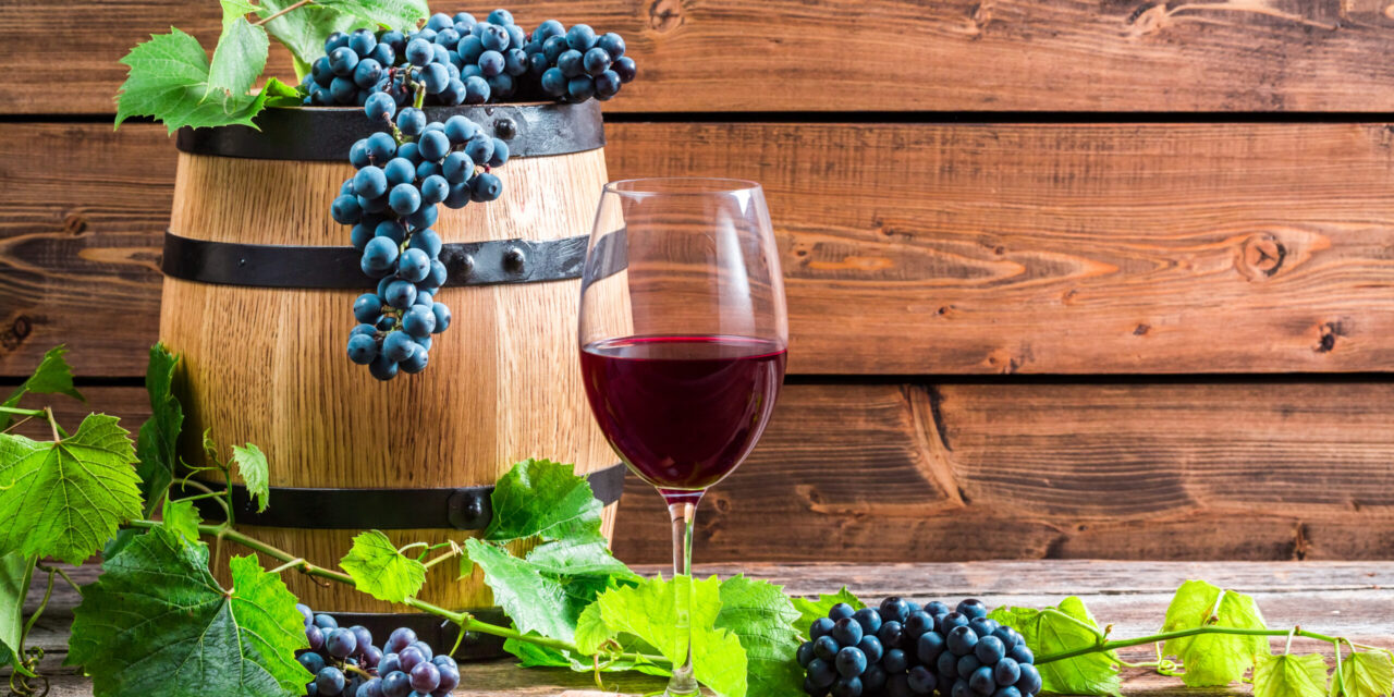 Вино из винограда с корицей и гвоздикой