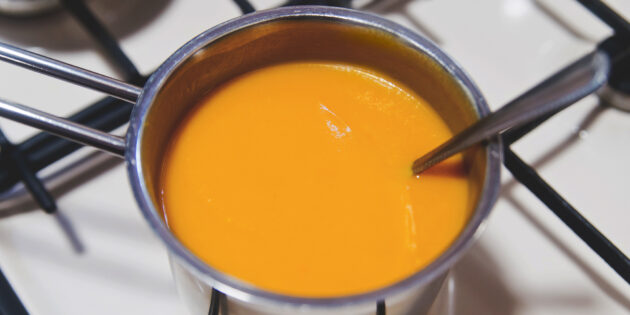 Тыквенный крем-суп со сливками голубым сыром и миндалём