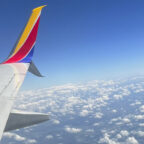 Женщина попросила угадать рейс по фото из иллюминатора самолёта. Интернет удивил