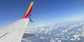 Женщина попросила угадать рейс по фото из иллюминатора самолёта. Интернет удивил