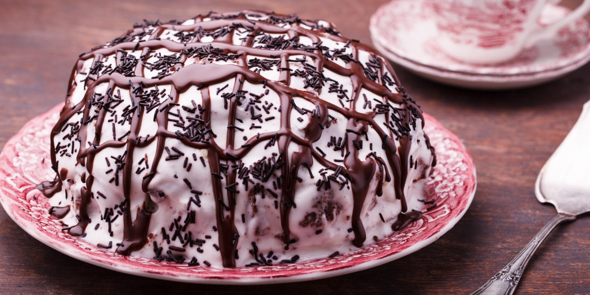 Торт из шоколадных пряников со сметаной, ананасами и орехами (без выпечки)