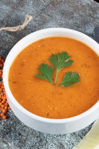 Турецкий суп из красной чечевицы с морковью и картофелем