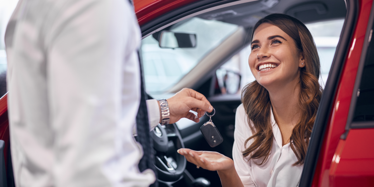 Авто знать. Фото довольный с ключом. Manager gives Lesson to Junior car Dealer. Женщина впервые водит машину istoriya. Giving car Keys.