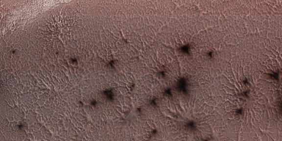 Орбитальный аппарат NASA нашёл на Марсе скопление жутких «пауков»