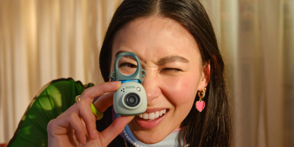 Fujifilm представила очень маленькую камеру Instax Pal с фотопринтером в комплекте