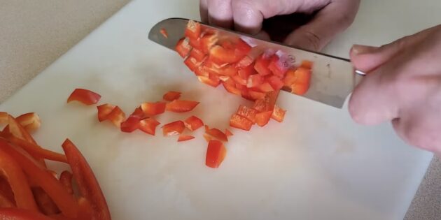 Нарежьте овощи на кусочки