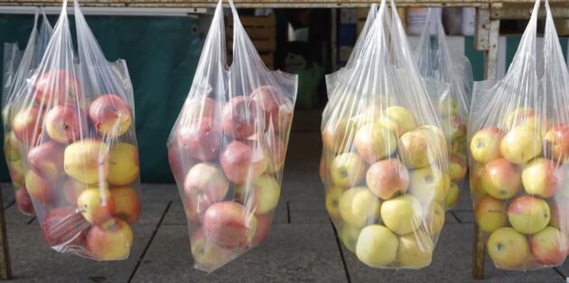 Как хранить яблоки правильно: подвесьте пакеты с фруктами