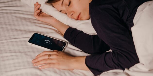 Вредно ли спать рядом со смартфоном