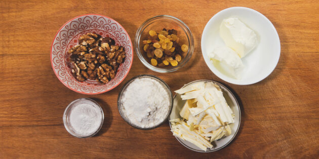 Рецепт рогаликов с орехами и изюмом: Подготовьте ингредиенты
