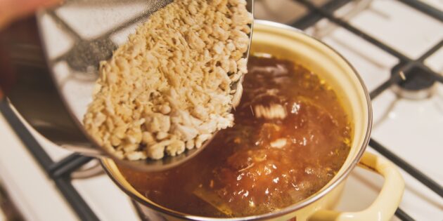 Как приготовить простой куриный суп: всыпьте в кастрюлю «затирушки»