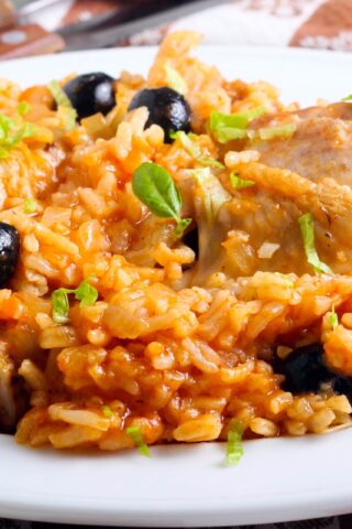 Рис с курицей в испанском стиле