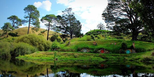 Нора хоббитов, построенная для сьёмок фильмов Питера Джексона на ферме в Матамата, Новая Зеландия