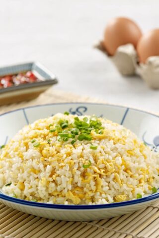 Жареный рис с луком и яйцами
