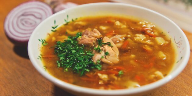 Подавайте куриный суп с «затирушками» горячим
