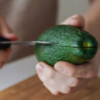 Как почистить авокадо быстрее, чем обычно