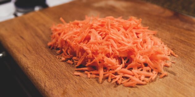 Как приготовить простой куриный суп: Натрите на крупной тёрке морковь